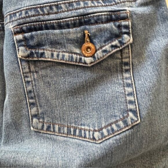 Vintage Denim Mid-Rise Rolled Cuff Capri Jeans With Button Details - Picture 7 of 11